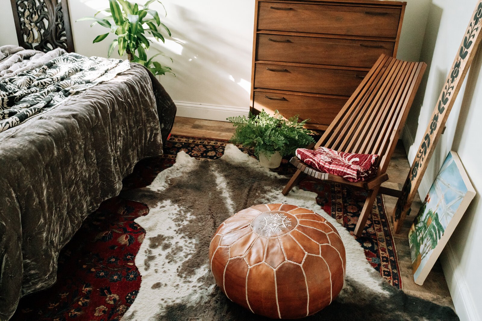 Decor details in the guest bedroom.