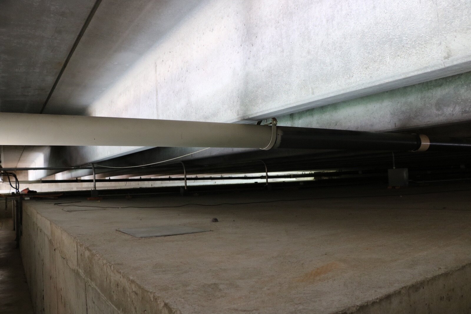 The top of the concrete-encased auditorium inside the Arts United Building demonstrates how the auditorium is a “violin” inside a “violin case.” 