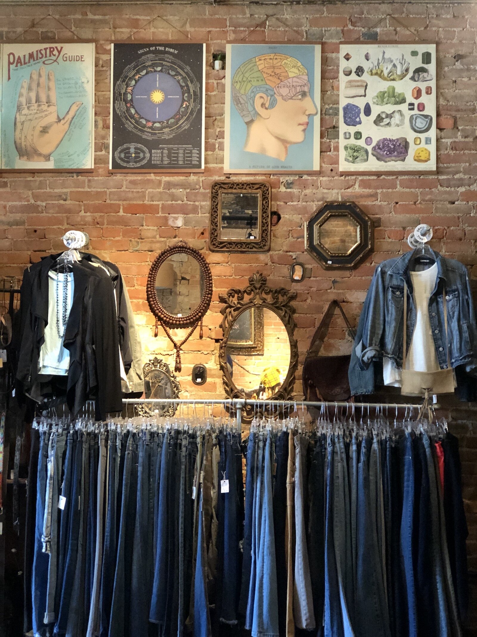 Bellazo offers vintage and modern recycled fashions.