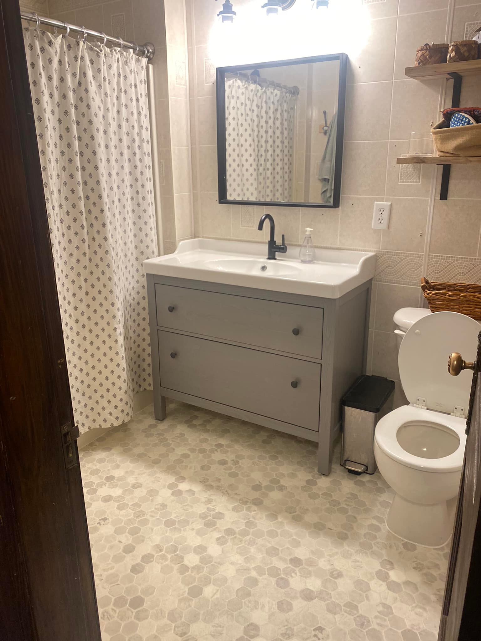 About two weeks after Kali gifts the flooring, the recipient posts a “gratitude” with a photo of it installed in her bathroom.
