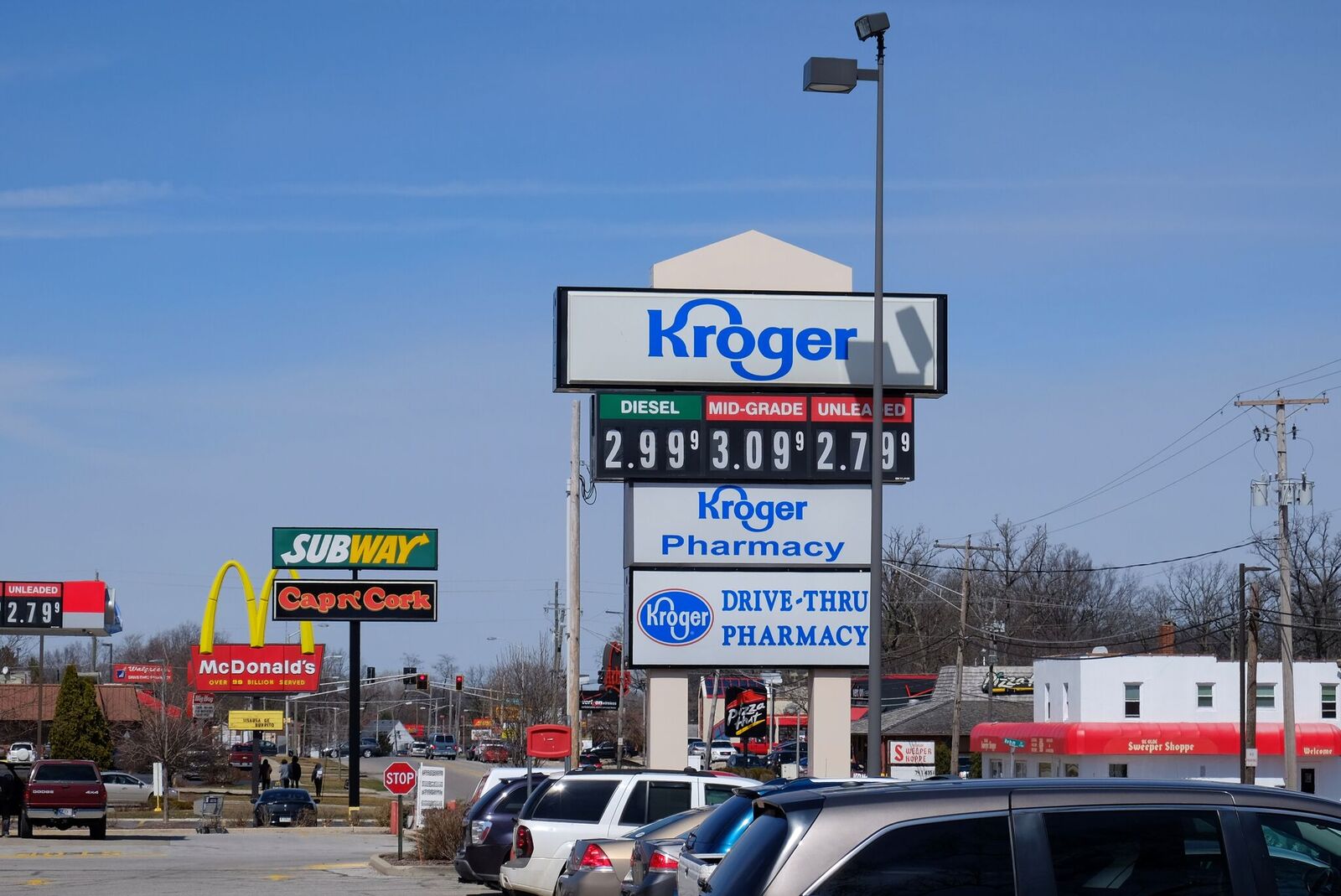 Waynedale has access to neighborhood grocery stores and eateries.