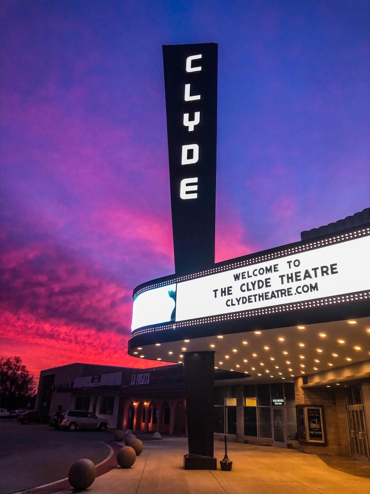 The Clyde Theatre hosts live events and concerts, featuring internationally renowned artists.
