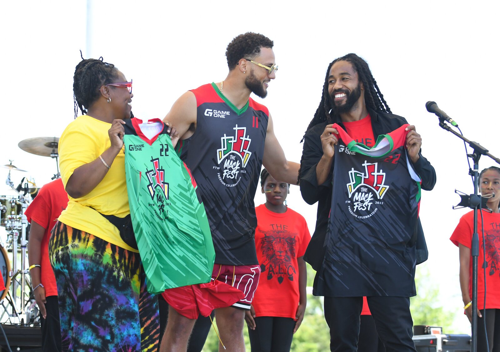 Austin Mack (center), who is the 49ers wide receiver and a Bishop Luers graduate. with Adrian Curry of The Art Leadership Center during a presentation at the Juneteenth Macknificent Freedom Fest at McMillen Park on June 18, 2022.