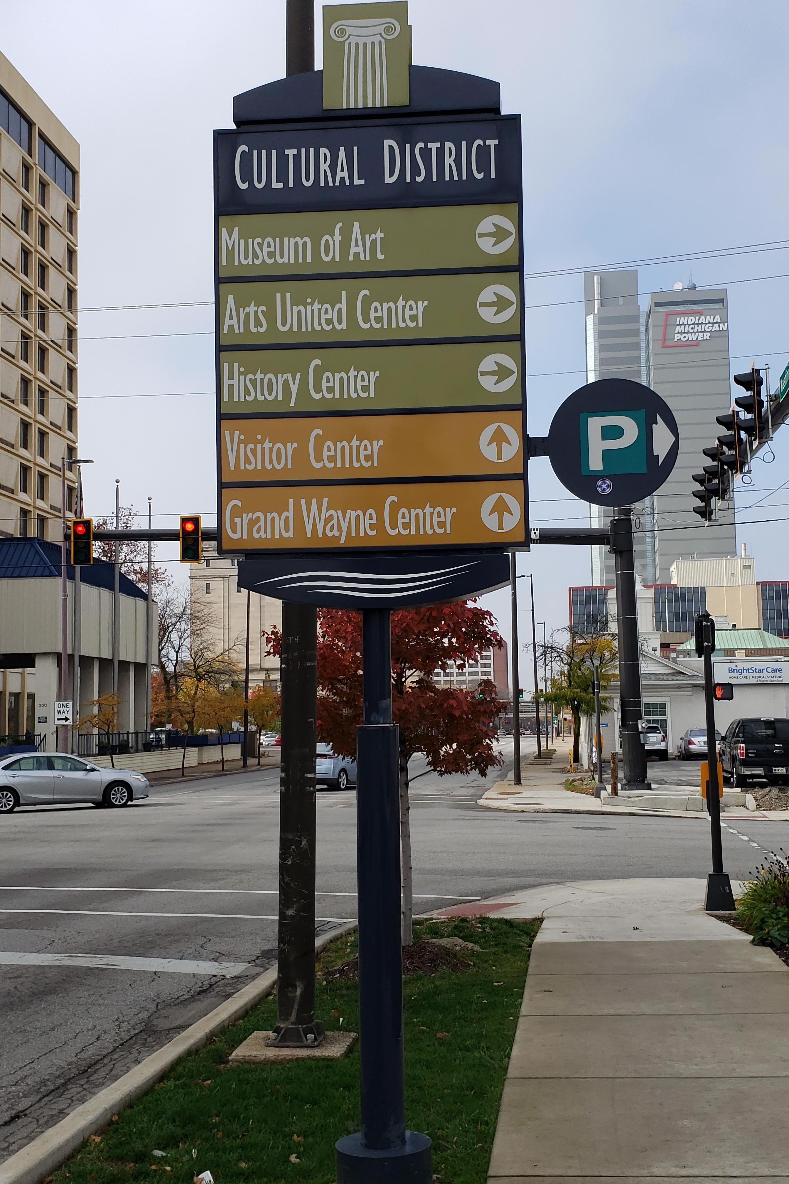 A sign pointing drivers in the direction of Fort Wayne attractions.
